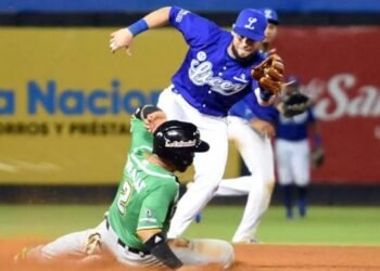 Estrellas apalean al Licey en entradas extras; Gigantes ganan