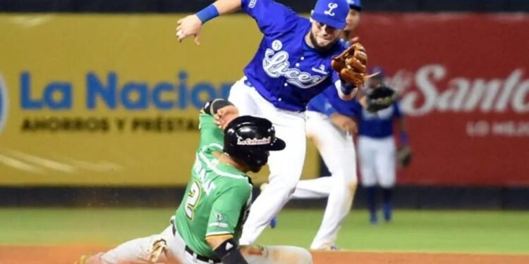 Estrellas apalean al Licey en entradas extras; Gigantes ganan