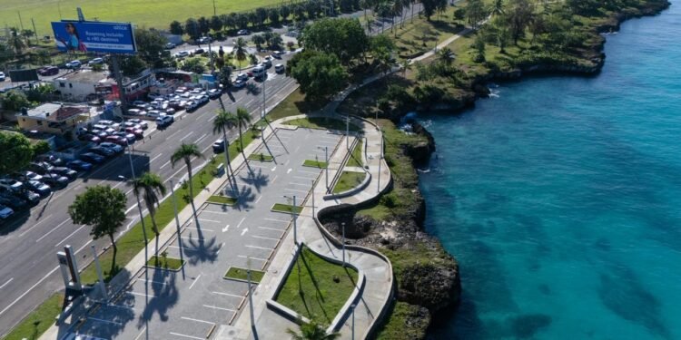 Abinader y Collado inauguran parque submarino La Caleta