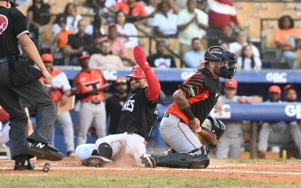 Leones lideran el round robin; Aguilas derrotan a los Gigantes