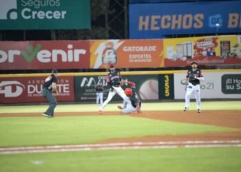 Leones siguen invictos en round robin; Toros vencen las Aguilas