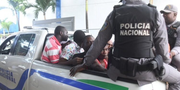 Migración afirma que detuvo a 2,052 haitianos sin documentos