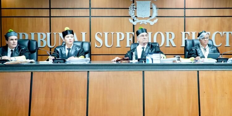 Reeligen a presidente y otros dos miembros titulares del TSE