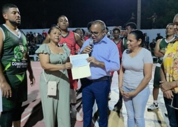 Senador Ney Rodríguez entrega aporte económico en Torneo Navideño de Baloncesto del sector La Fe*