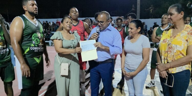 Senador Ney Rodríguez entrega aporte económico en Torneo Navideño de Baloncesto del sector La Fe*