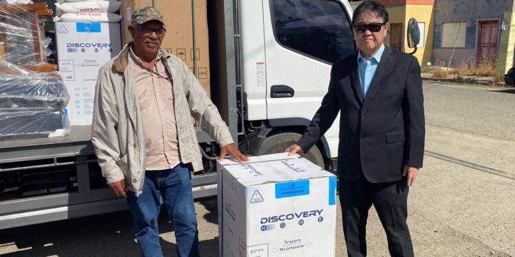 Empresarios y políticos Takeshi Mukai lleva alegría en esta Navidad