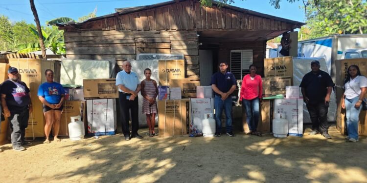 Gobierno cumple promesas y lleva alivio a familias afectadas por incendio en La Mara, Dajabón