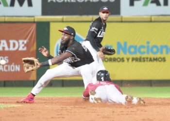 Junior Lake conecta jonrón en victoria Leones; Toros triunfan