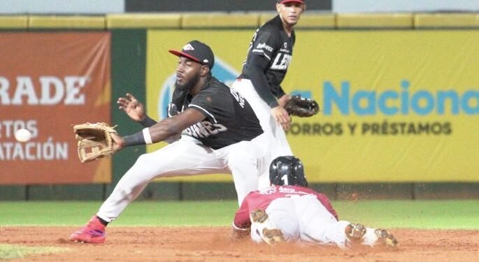 Junior Lake conecta jonrón en victoria Leones; Toros triunfan