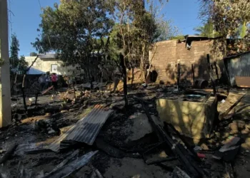 Tres viviendas reducidas a cenizas en La Mara: el fuego dejó a familias sin nada en Dajabón