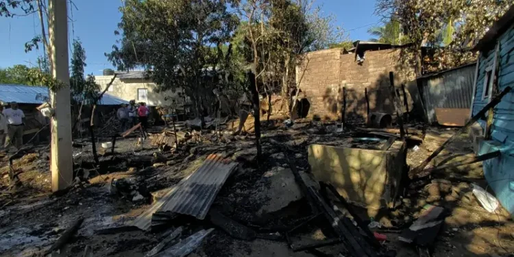 Tres viviendas reducidas a cenizas en La Mara: el fuego dejó a familias sin nada en Dajabón