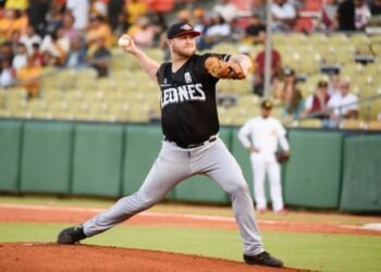 Leones propinan paliza a las Aguilas; Toros vencen Gigantes