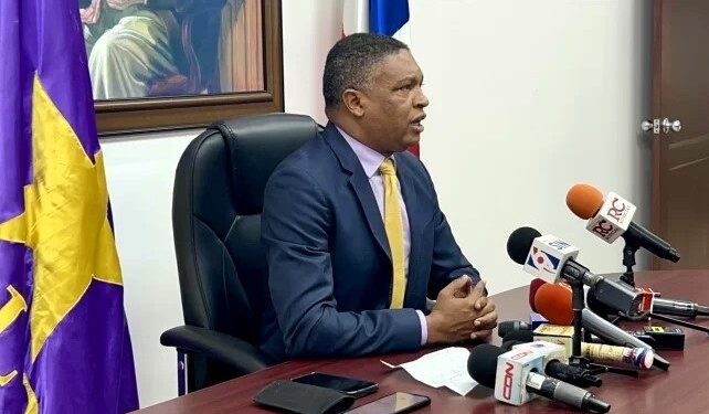 Demanda lista de funcionarios que investigan por corrupción