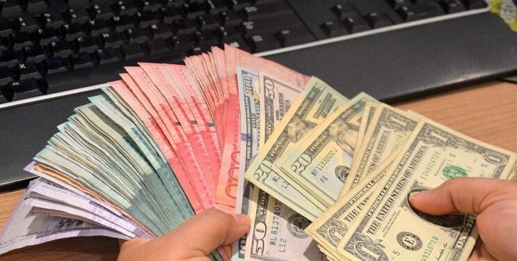 El dólar bajó otros 17 centavos; este viernes era vendido $62.79