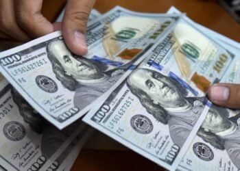 El dólar bajó otros 27 cts; este jueves era vendido a RD$64.22