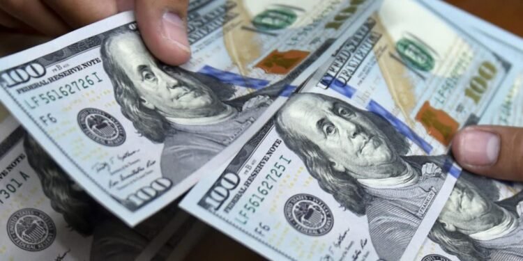 El dólar bajó otros 27 cts; este jueves era vendido a RD$64.22