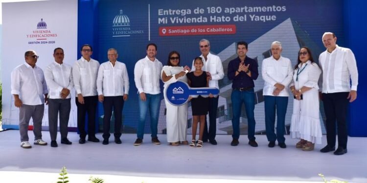 Presidente entrega viviendas, escuela y hospital en Santiago