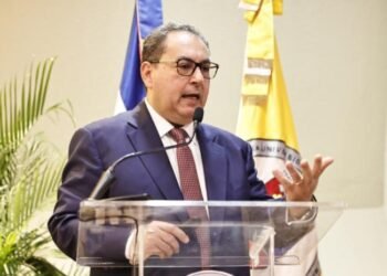 Mario Lama se despide de empleados del Servicio Nacional de Salud