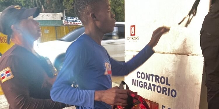 DGM detuvo a 2,688 haitianos sin documentos; deportó 2,604