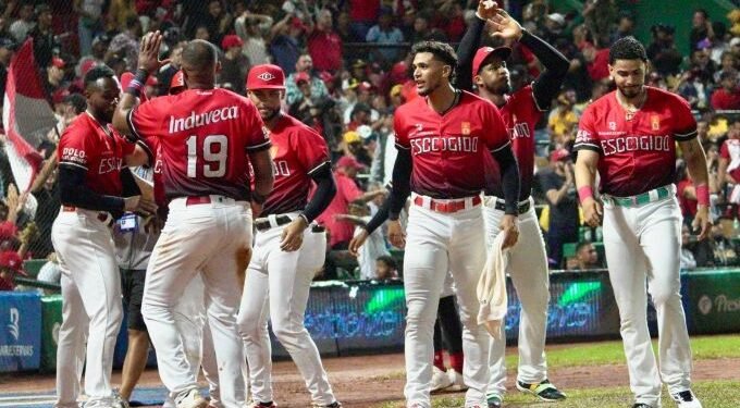 Escogido amplía ventaja en primero; Gigantes vencen Toros
