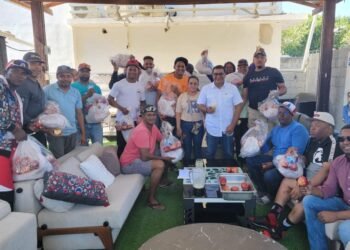 Tony Bengoa reafirma su apoyo al desarrollo deportivo en Dajabón y realiza aporte para la cena de fin de año.