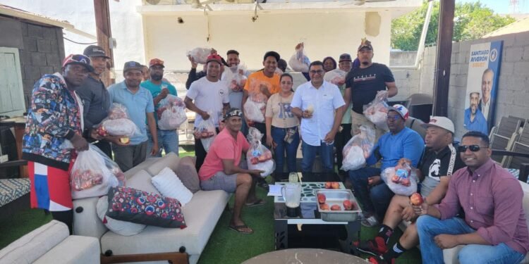 Tony Bengoa reafirma su apoyo al desarrollo deportivo en Dajabón y realiza aporte para la cena de fin de año.