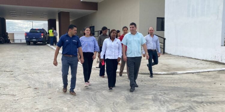 Autoridades de Salud realizan recorrido por la construcción del nuevo hospital de Dajabón