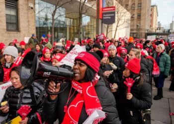 Entra en segundo día huelga 15 mil enfermeras en Nueva York