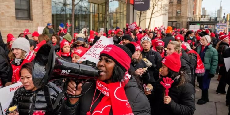 Entra en segundo día huelga 15 mil enfermeras en Nueva York