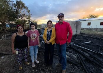 Gobernadora Severina Gil y Alcalde de Cañongo Tony Morel , ofrecen rápida respuesta a joven que lo perdió todo en voraz incendio