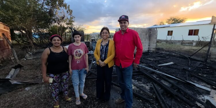 Gobernadora Severina Gil y Alcalde de Cañongo Tony Morel , ofrecen rápida respuesta a joven que lo perdió todo en voraz incendio