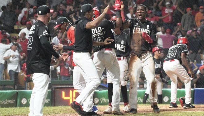 Leones remontan para vencer a Toros y lideran final beisbol RD