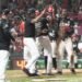 Leones remontan para vencer a Toros y lideran final beisbol RD