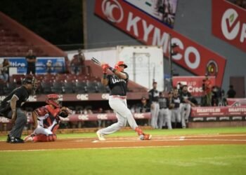 Leones a un paso de la final; Toros desplazan a las Aguilas