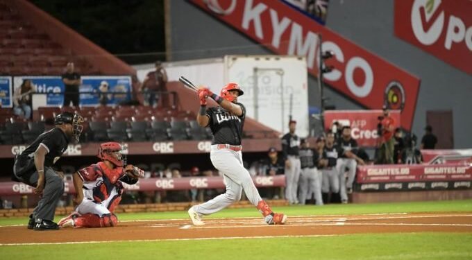 Leones a un paso de la final; Toros desplazan a las Aguilas