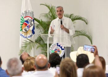 Presidente Abinader anuncia entrega de 400 becas para estudiantes de la Extensión Loyola