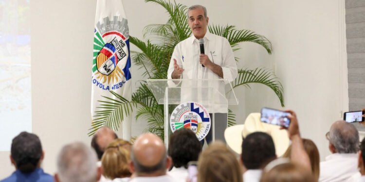 Presidente Abinader anuncia entrega de 400 becas para estudiantes de la Extensión Loyola
