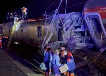 ESPAÑA: Al menos 21 muertos accidente trenes alta velocidad