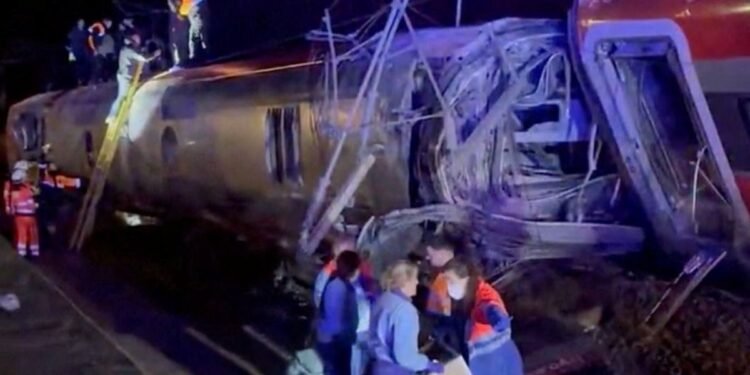 ESPAÑA: Al menos 21 muertos accidente trenes alta velocidad