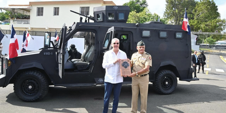 Presentan un primer vehículo blindado diseñado en la RD