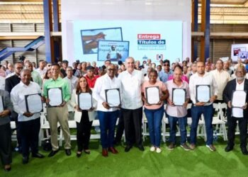 Abinader Abinader  entrega 580 títulos de apartamentos DN, SDE y SDN