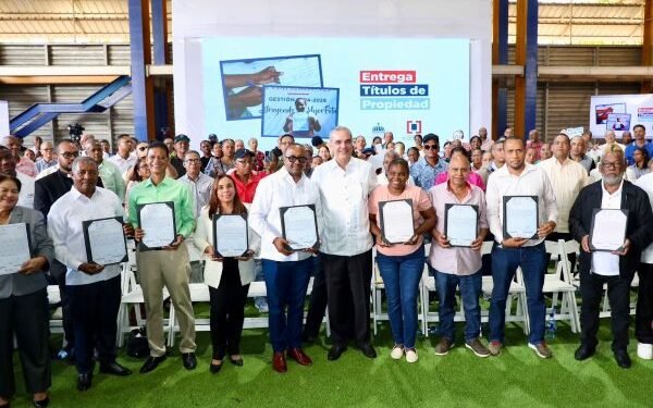 Abinader Abinader  entrega 580 títulos de apartamentos DN, SDE y SDN