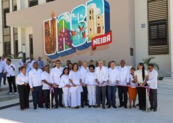 Abinader inaugura centro de la UASD y entrega títulos en Neiba