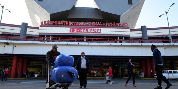 Apagón récord y suspensión de vuelos por bloqueo EEEU a Cuba