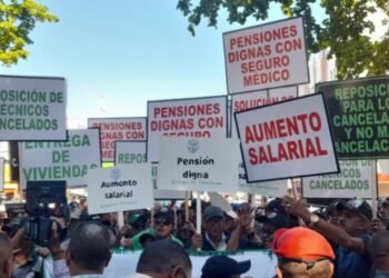 Agrónomos marchan al Palacio en demanda aumento salarial