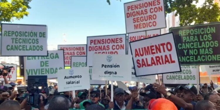 Agrónomos marchan al Palacio en demanda aumento salarial