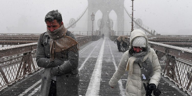 Suben a 14 muertes por frío en NY pese a medidas emergencia