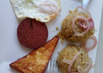 Dajabon RD .en el Colegio La Altagracia hubo que despachar los estudiantes porque la comida Llego incompleta.
