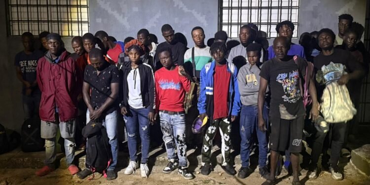 Ejército detiene camioneta con 26 haitianos indocumentados durante operativo en Constanza*