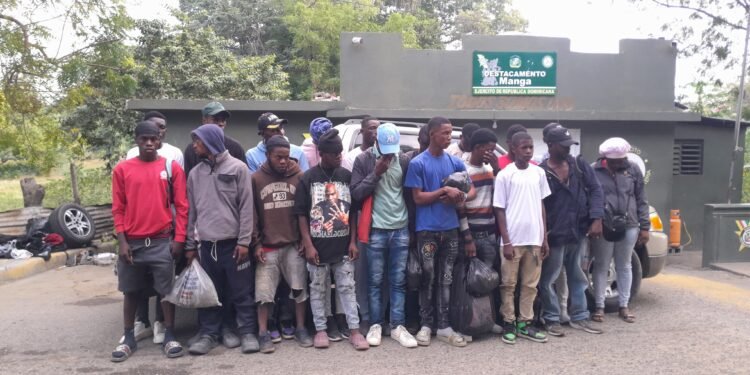 Ejército intercepta camioneta con 19 haitianos en condición migratoria irregular en Guayubín*